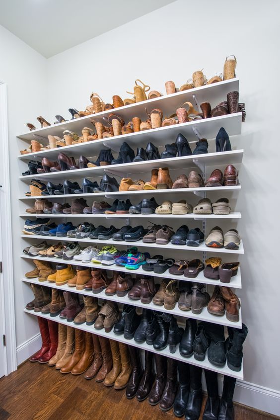 Organiza tus zapatos colocándolos por pares en repisas alrededor del closet