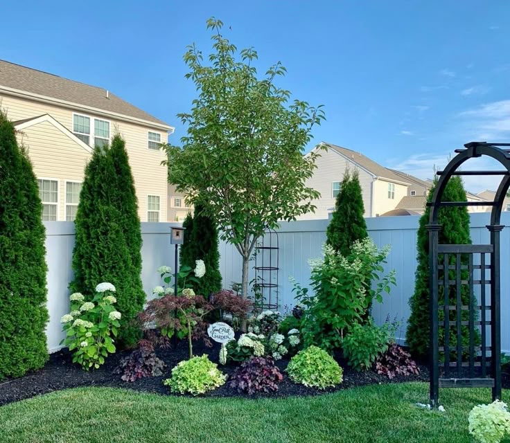 landscaping idea along the fence