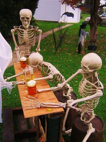funny Halloween skeletons for yard